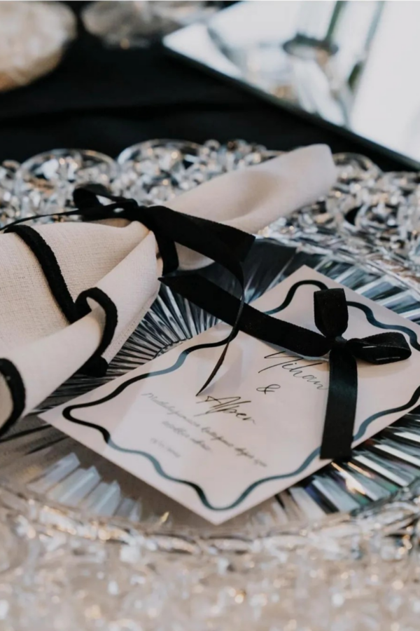 Black Piping White Napkin